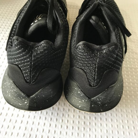 NIKE KYRIE LOW TOP MENS BASKETBALL SHOE SIZE 13
